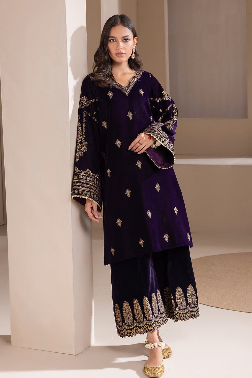 SR-1079 Embroidered 9000 Micro Velvet 3Pc With Organza Embroidered Dupatta