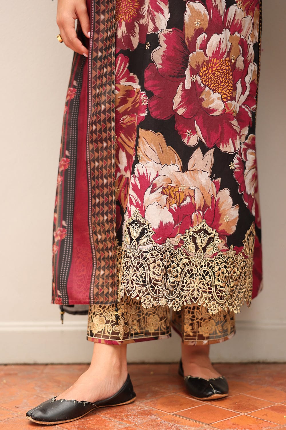 SR-BQ38 Digital Printed Khaddar Suit 3pc with Khaddar Digital Printed Dupatta & Embroidered Patches