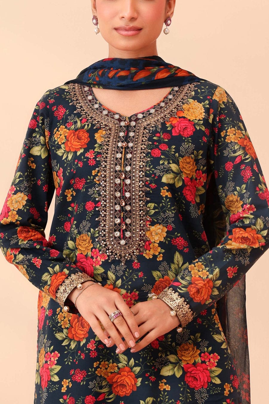 SR-BQ40 Digital Printed Khaddar Suit 3pc with Khaddar Digital Printed Dupatta & Embroidered Patches