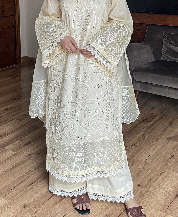 IZNIK-3PC LAWN HEAVY EMBROIDERED SHIRT WITH ORGANZA EMBROIDERED DUPATTA AND TROUSER-BIC-4799