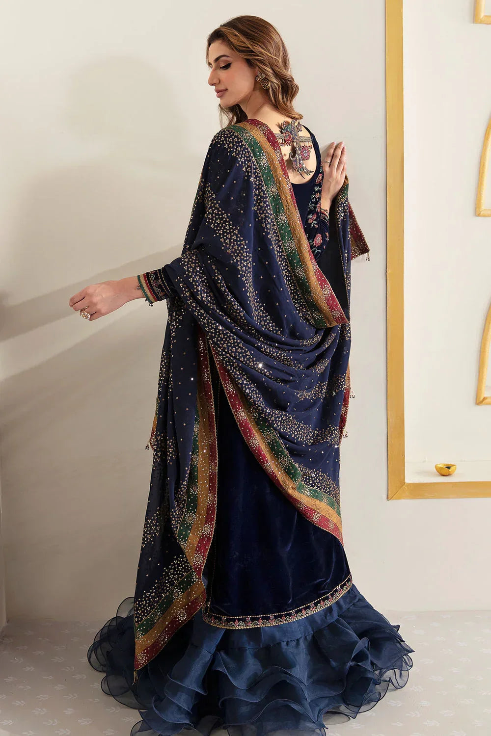 SR-995 Embroidered 9000 Micro Velvet 3Pc With Embroidered Chiffon Dupatta